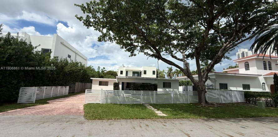 Villa ou maison à Sunny Isles Beach, Floride 3 chambres, 137.87 m2 № 1963415