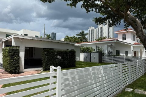 Villa ou maison à louer à Sunny Isles Beach, Floride: 3 chambres, 137.87 m2 № 1963415 - photo 2