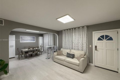 Villa ou maison à louer à Sunny Isles Beach, Floride: 3 chambres, 137.87 m2 № 1963415 - photo 17