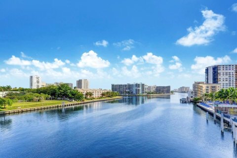Condominio en venta en Hallandale Beach, Florida, 2 dormitorios, 95.69 m2 № 970244 - foto 1
