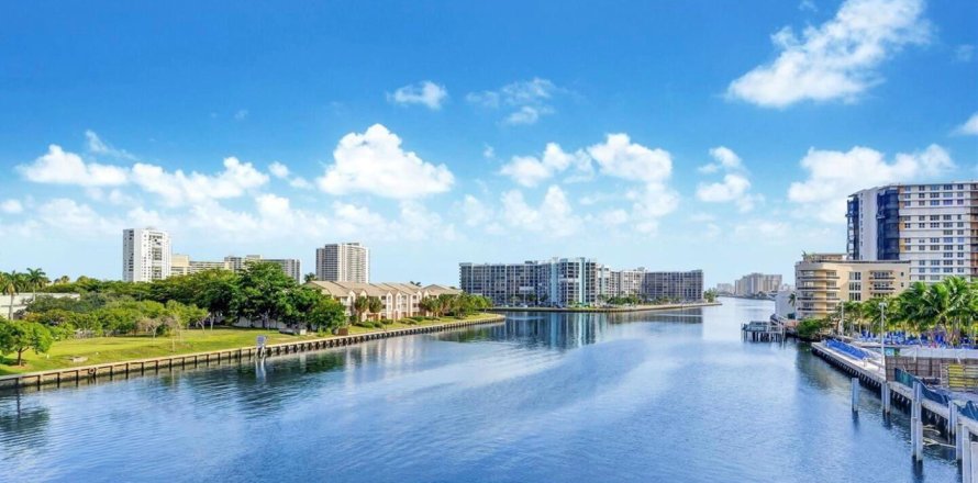 Condominio en Hallandale Beach, Florida, 2 dormitorios  № 970244
