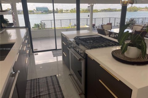 Casa en alquiler en Miami, Florida, 5 dormitorios, 379.41 m2 № 2055169 - foto 18