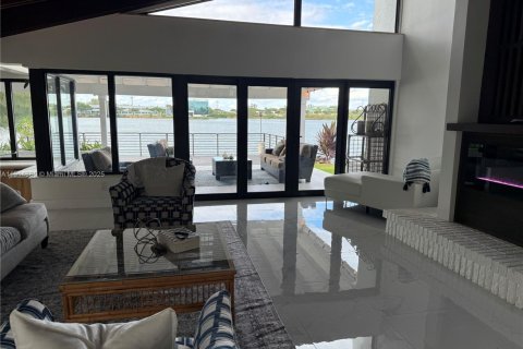 Casa en alquiler en Miami, Florida, 5 dormitorios, 379.41 m2 № 2055169 - foto 16