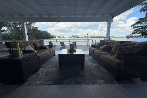 Casa en alquiler en Miami, Florida, 5 dormitorios, 379.41 m2 № 2055169 - foto 4