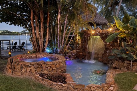 Casa en Miami, Florida 5 dormitorios, 379.41 m2 № 2055169