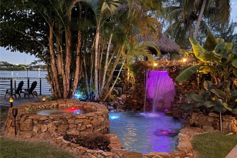 Casa en alquiler en Miami, Florida, 5 dormitorios, 379.41 m2 № 2055169 - foto 2