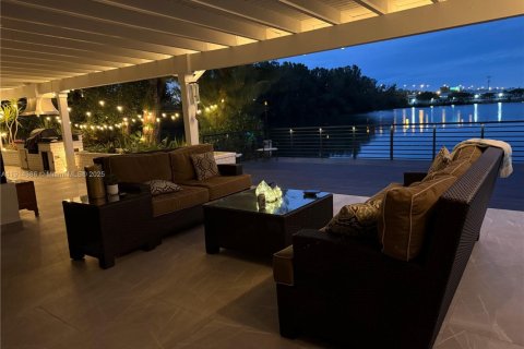 Casa en alquiler en Miami, Florida, 5 dormitorios, 379.41 m2 № 2055169 - foto 3