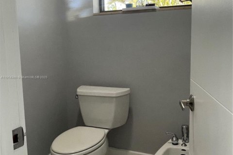 Casa en alquiler en Miami, Florida, 5 dormitorios, 379.41 m2 № 2055169 - foto 24