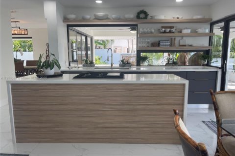 Casa en alquiler en Miami, Florida, 5 dormitorios, 379.41 m2 № 2055169 - foto 19