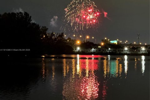 Casa en alquiler en Miami, Florida, 5 dormitorios, 379.41 m2 № 2055169 - foto 11