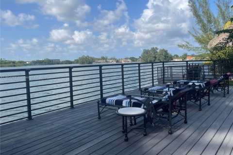 Casa en alquiler en Miami, Florida, 5 dormitorios, 379.41 m2 № 2055169 - foto 17