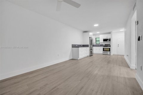 Снять в аренду квартиру в Майами, Флорида 2 спальни, 64.29м2, № 2026943 - фото 7