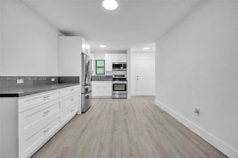 Снять в аренду квартиру в Майами, Флорида 2 спальни, 64.29м2, № 2026943 - фото 6