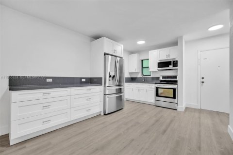 Снять в аренду квартиру в Майами, Флорида 2 спальни, 64.29м2, № 2026943 - фото 5