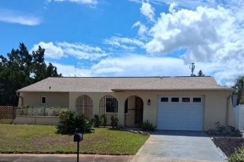 House in Port Richey, Florida 2 bedrooms, 101.82 sq.m. № 2350014