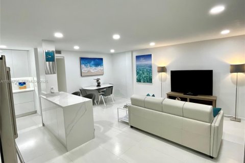 Copropriété à louer à Miami Beach, Floride: 1 chambre, 63.17 m2 № 1988066 - photo 2