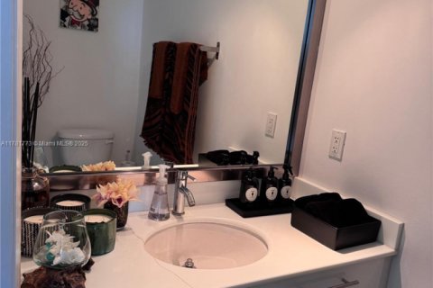 Condo in Miami, Florida, 2 bedrooms  № 1698544 - photo 13