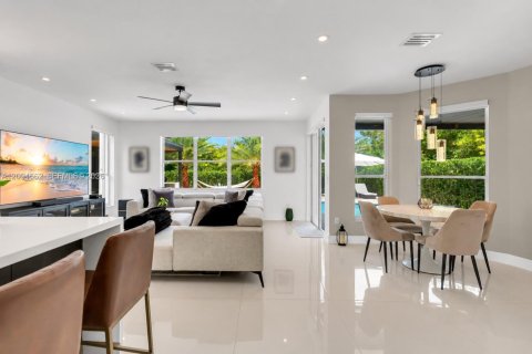 Casa en venta en Miramar, Florida, 5 dormitorios, 281.87 m2 № 2382710 - foto 9