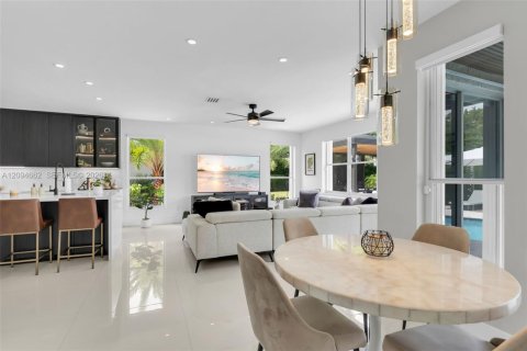 Casa en venta en Miramar, Florida, 5 dormitorios, 281.87 m2 № 2382710 - foto 8