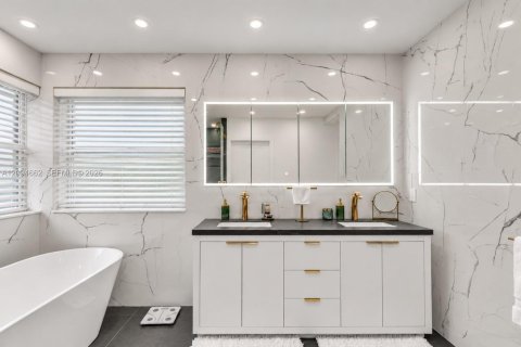 Casa en venta en Miramar, Florida, 5 dormitorios, 281.87 m2 № 2382710 - foto 25