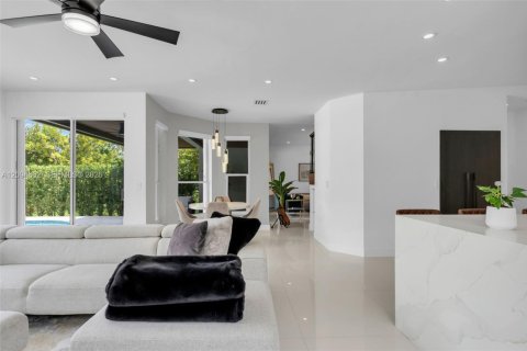 Casa en venta en Miramar, Florida, 5 dormitorios, 281.87 m2 № 2382710 - foto 16