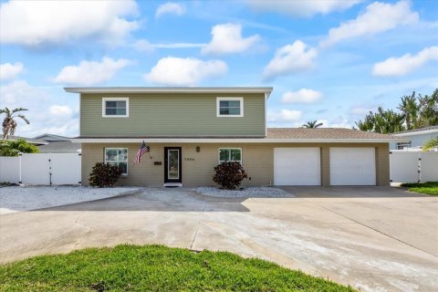 House in Saint Petersburg, Florida 4 bedrooms, 218.78 sq.m. № 1761110 - photo 3