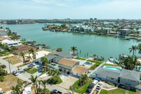 House in Saint Petersburg, Florida 4 bedrooms, 218.78 sq.m. № 1761110 - photo 12