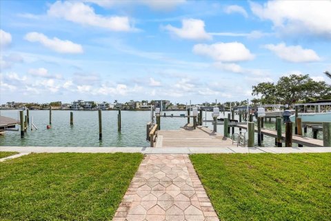 House in Saint Petersburg, Florida 4 bedrooms, 218.78 sq.m. № 1761110 - photo 4