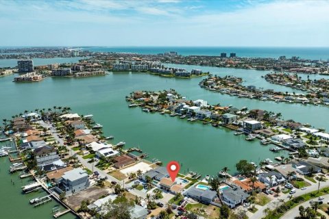 House in Saint Petersburg, Florida 4 bedrooms, 218.78 sq.m. № 1761110 - photo 1