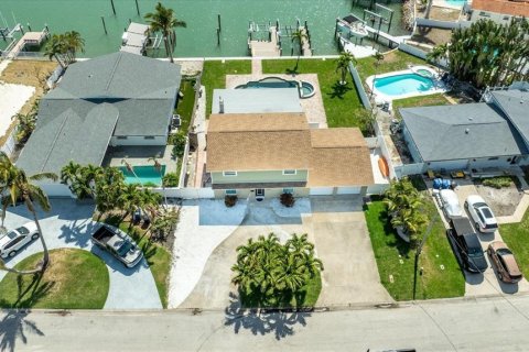 House in Saint Petersburg, Florida 4 bedrooms, 218.78 sq.m. № 1761110 - photo 15
