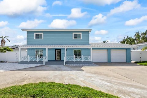 House in Saint Petersburg, Florida 4 bedrooms, 218.78 sq.m. № 1761110 - photo 2