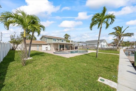 House in Saint Petersburg, Florida 4 bedrooms, 218.78 sq.m. № 1761110 - photo 22