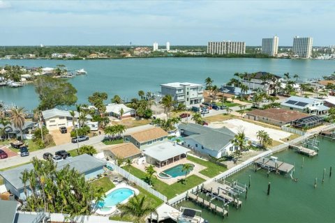 House in Saint Petersburg, Florida 4 bedrooms, 218.78 sq.m. № 1761110 - photo 8