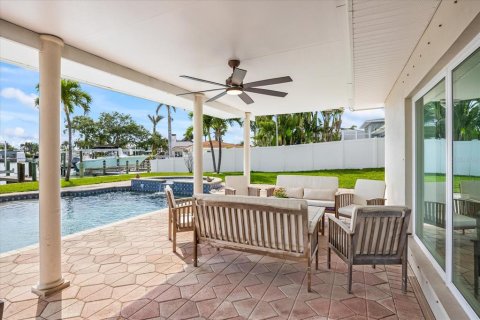 House in Saint Petersburg, Florida 4 bedrooms, 218.78 sq.m. № 1761110 - photo 25