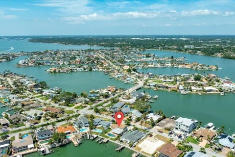 House in Saint Petersburg, Florida 4 bedrooms, 218.78 sq.m. № 1761110 - photo 7