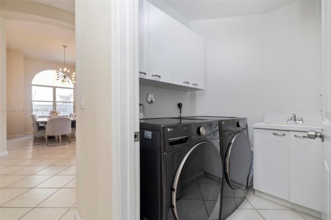 Купить виллу или дом в Пемброк-Пайнс, Флорида 4 спальни, 229.38м2, № 1963653 - фото 13