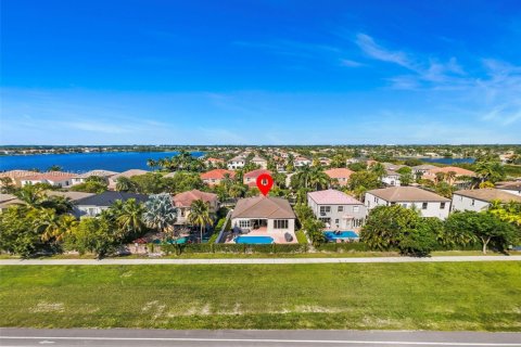 Купить виллу или дом в Пемброк-Пайнс, Флорида 4 спальни, 229.38м2, № 1963653 - фото 1