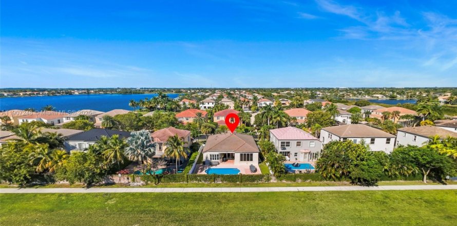 Дом в Пемброк-Пайнс, Флорида 4 спальни, 229.38м2 № 1963653