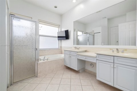 Купить виллу или дом в Пемброк-Пайнс, Флорида 4 спальни, 229.38м2, № 1963653 - фото 9