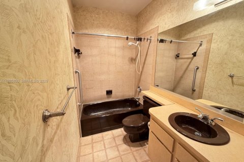 Villa ou maison à vendre à Miami, Floride: 7 chambres, 394.37 m2 № 1962422 - photo 18