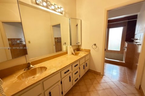 Villa ou maison à vendre à Miami, Floride: 7 chambres, 394.37 m2 № 1962422 - photo 16