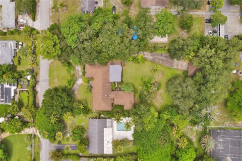 Villa ou maison à vendre à Miami, Floride: 7 chambres, 394.37 m2 № 1962422 - photo 2