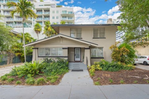 Casa en alquiler en Miami, Florida, 6 dormitorios, 209.4 m2 № 2015913 - foto 2