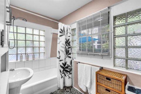 Casa en alquiler en Miami, Florida, 6 dormitorios, 209.4 m2 № 2015913 - foto 28