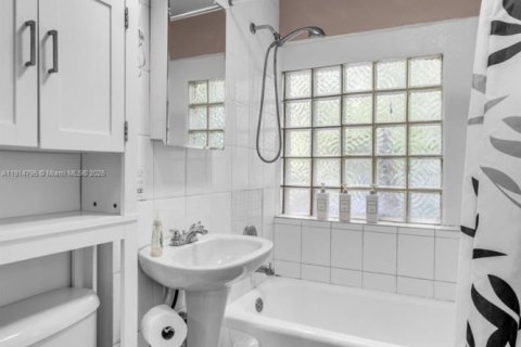 Casa en alquiler en Miami, Florida, 6 dormitorios, 209.4 m2 № 2015913 - foto 30