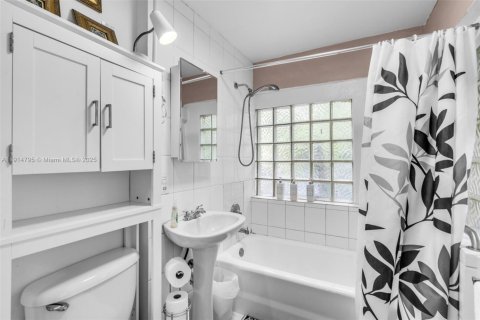 Casa en alquiler en Miami, Florida, 6 dormitorios, 209.4 m2 № 2015913 - foto 29