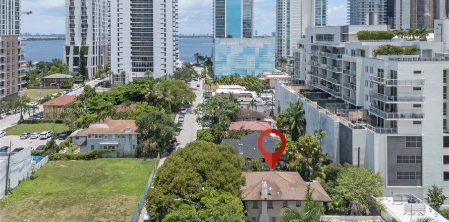 Casa en Miami, Florida 6 dormitorios, 209.4 m2 № 2015913