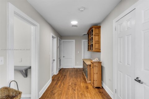 Casa en alquiler en Miami, Florida, 6 dormitorios, 209.4 m2 № 2015913 - foto 19