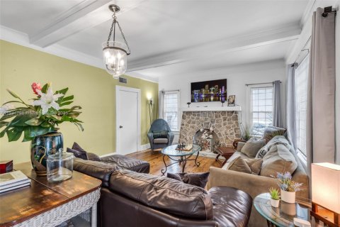 Casa en alquiler en Miami, Florida, 6 dormitorios, 209.4 m2 № 2015913 - foto 6