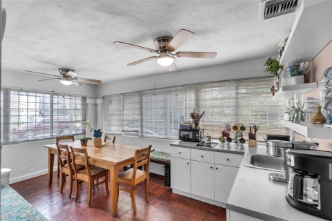 Casa en alquiler en Miami, Florida, 6 dormitorios, 209.4 m2 № 2015913 - foto 10